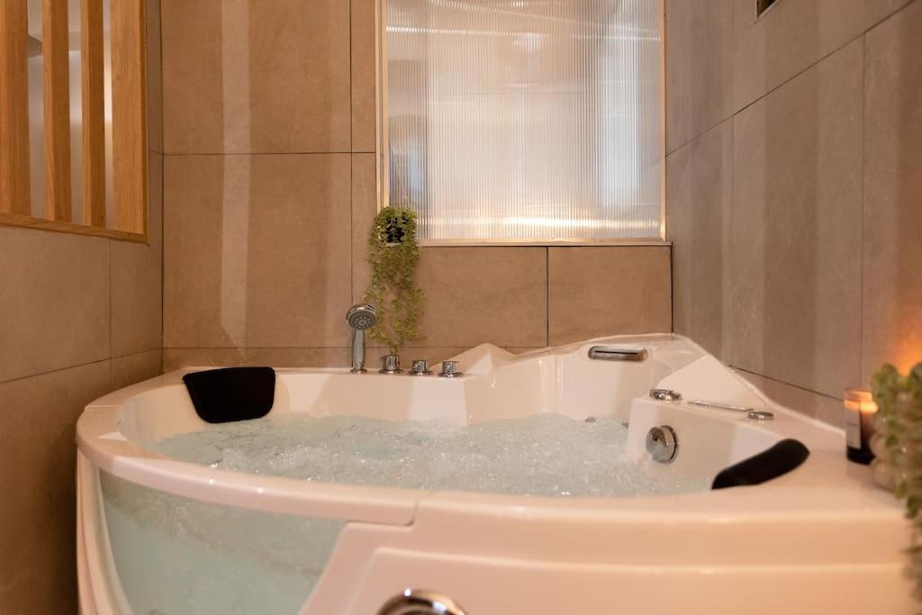 Love Life Room-Jacuzzi-Netflix-Acces-24/7-Prive Etampes Exterior photo