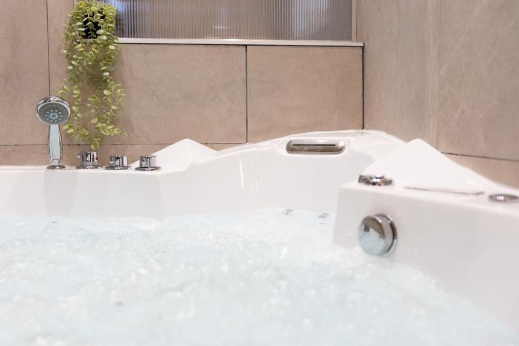 Love Life Room-Jacuzzi-Netflix-Acces-24/7-Prive Etampes Exterior photo